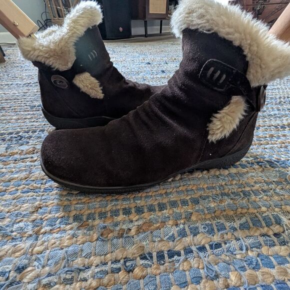 BareTraps Loran Suede Fur Brown Tan Button Ankle Booties 10 Boots Winter - Picture 2 of 12